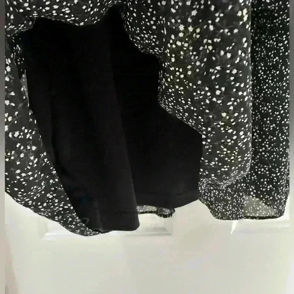 Lulu’s Black And White Floral Print
Twist-Front Mini Dress Size Small - Picture 10 of 12